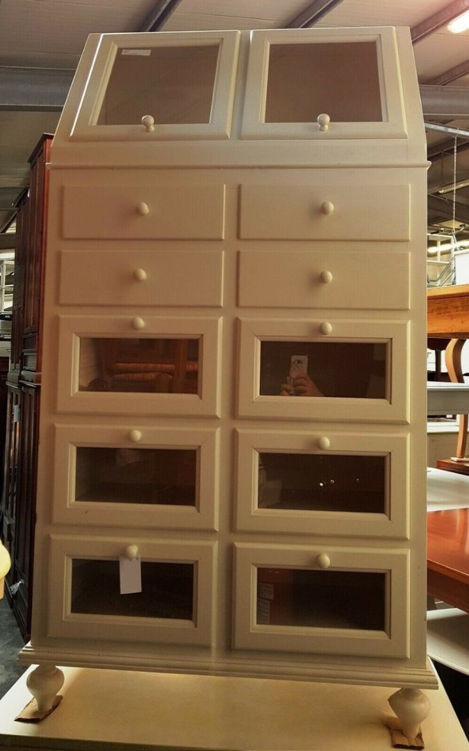 Dispensa da cucina bianca in stile classico con cassetti e ante a ribalta in vetro.